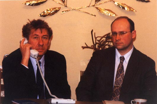 А.Г.Свистунов и вицеконсул Белораминский В.В. во время "прямого провода" (фото 1)