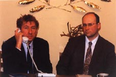 А.Г.Свистунов и вицеконсул Белораминский В.В. во время "прямого провода" (фото 1)
