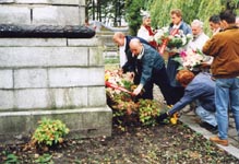 Возложение цветов на "Холме Славы" во Львове к паметнику героям 1914г. (октябрь 1999)
